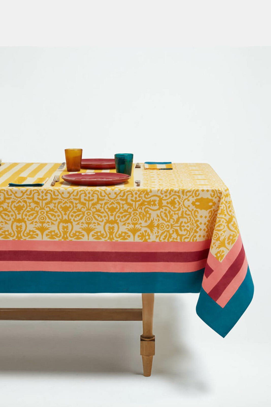 Table cloth, Damask design gold
