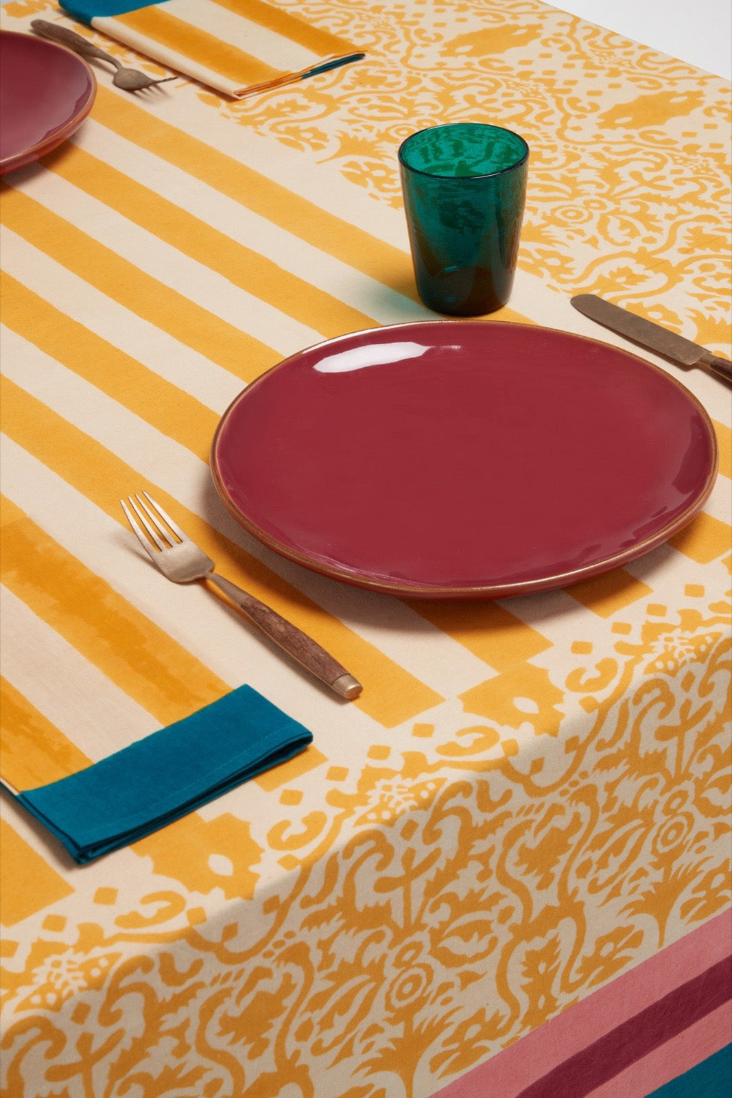 Table cloth, Damask design gold