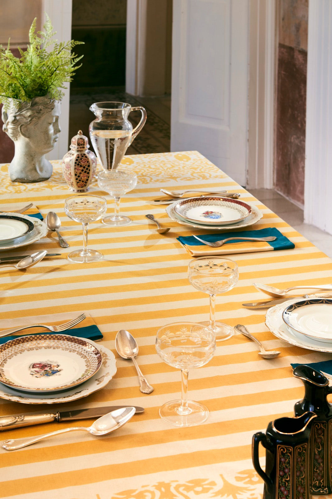 Table cloth, Damask design gold
