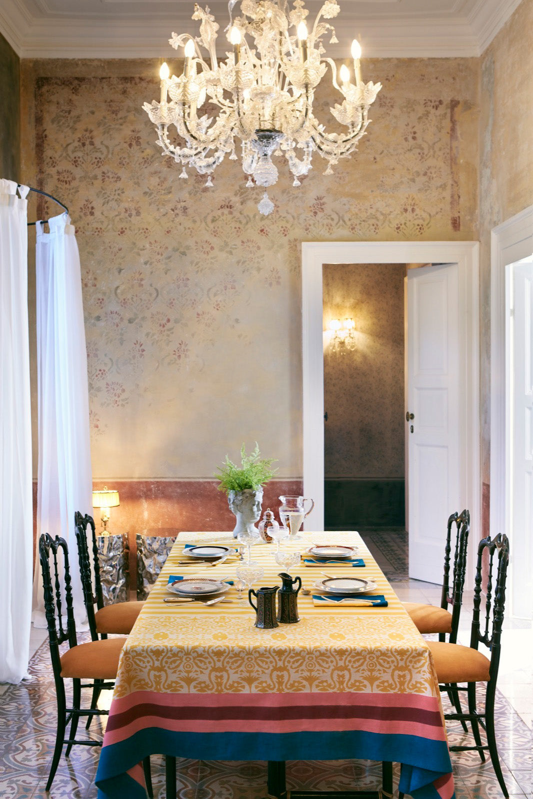 Table cloth, Damask design gold