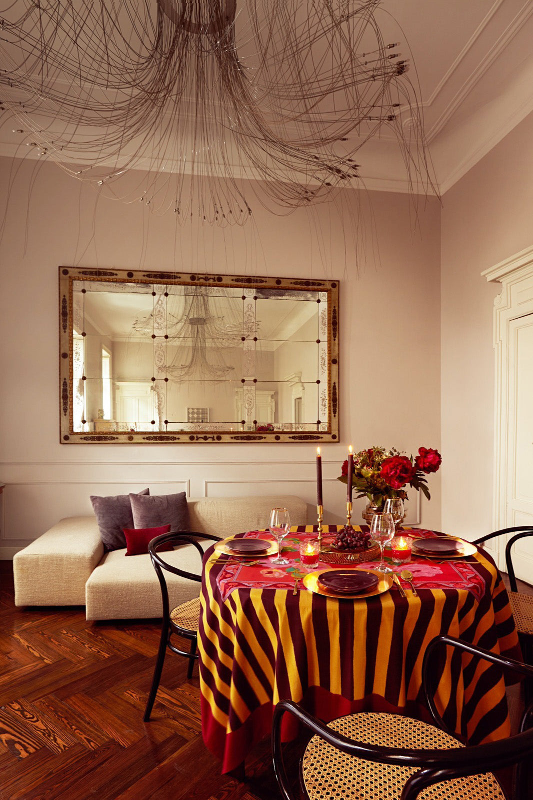 Table cloth, Nizam red